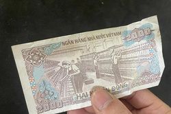 Người dân vượt nắng nóng đến ký nhận vài nghìn tiền hỗ trợ