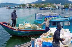 Xã hội hóa thu gom rác, hồi sinh môi trường nuôi biển Vân Phong