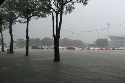 Hà Nội úng ngập cục bộ sau cơn mưa lớn
