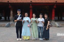 Sĩ tử Hà Nội đến Văn Miếu cầu may, giữ tinh thần thoải mái trước kỳ thi vào lớp 10