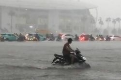 Hà Nội ngập sâu, đường phố tê liệt sau trận mưa to 'trắng trời'