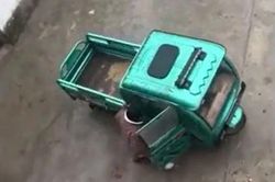 Xe ba bánh tự chạy vòng vòng trong sân khiến cả gia đình hoảng hốt