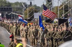 NATO sắp bị Mỹ 'thả nổi': Rút tàu ngầm hạt nhân, cắt giảm máy bay ném bom, tiêm kích và tàu khu trục