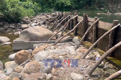 Huế tháo dỡ đập ngăn suối Khe su, trả lại dòng chảy tự nhiên
