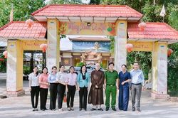 Phó Chủ tịch Ủy ban MTTQ Việt Nam tỉnh An Giang Hà Minh Trang chúc mừng Đại lễ Phật đản tại xã Kiên Lương