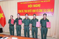 Đảng ủy, Bộ Chỉ huy Quân sự tỉnh An Giang trao quyết định về công tác cán bộ
