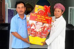 Giám đốc Sở Dân tộc và Tôn giáo tỉnh An Giang chúc Tết Roya Haji đồng bào Chăm xã Tây Yên