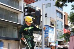 Người lao động chật vật mưu sinh giữa 'chảo lửa'