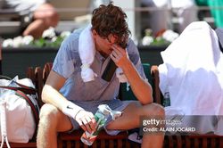 Jannik Sinner bị loại khỏi Roland Garros: Bi kịch chấn thương của tay vợt số 1 thế giới
