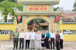 Ủy viên Ban Thường vụ Thành ủy Hồ Văn Nam thăm, chúc mừng đại lễ Phật đản
