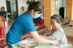 Các trạm y tế gặp khó khăn về nhân lực, cơ sở vật chất sau khi chuyển về UBND các xã, phường quản lý