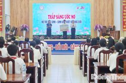 Trao học bổng 'Thắp sáng ước mơ' cho em Nguyễn Hạo Thiên