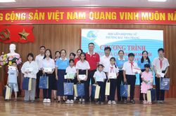 Tặng 20 suất quà cho trẻ em mồ côi ở phường Bắc Nha Trang
