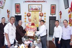 Lãnh đạo xã Vạn Ninh thăm, chúc mừng các cơ sở Phật giáo
