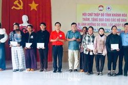 Trao tặng 60 triệu đồng hỗ trợ các hộ bị ảnh hưởng do lốc xoáy ở xã Anh Dũng