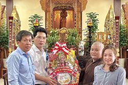 Lãnh đạo xã Nam Cam Ranh thăm, tặng quà các cơ sở Phật giáo nhân Đại lễ Phật đản 2026