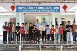 Lãnh đạo tỉnh thăm, tặng quà trẻ em có hoàn cảnh đặc biệt