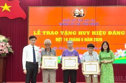 Các địa phương tổ chức trao Huy hiệu Đảng cho đảng viên lão thành, tiêu biểu