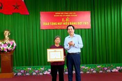 Trưởng Ban Tuyên giáo và Dân vận Tỉnh ủy Dương Đức Huy dự Lễ trao Huy hiệu Đảng tại xã Hưng Khánh