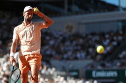 Novak Djokovic phá kỷ lục Federer tại Roland Garros: Đằng sau cột mốc lịch sử là 'báo động đỏ'