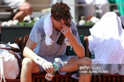 Jannik Sinner bị loại sốc tại Roland Garros: Chấn thương khiến hạt giống số 1 gục ngã