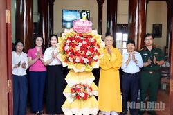 Lãnh đạo Ủy ban MTTQ Việt Nam tỉnh chúc mừng các cơ sở Phật giáo nhân Đại lễ Phật đản