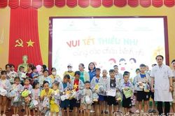 Tặng 165 suất quà cho bệnh nhi đang điều trị tại Bệnh viện Đa khoa Hòa Bình