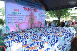 Ban Trị sự GHPGVN TP.HCM tặng 500 phần quà đến các hoàn cảnh khỏ khăn tại phường Vũng Tàu nhân mùa Phật đản