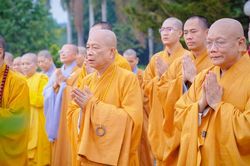 Ban Trị sự GHPGVN TP.Đồng Nai viếng Nghĩa trang Liệt sĩ và tưởng niệm chư vị Tổ sư nhân Tuần lễ Phật đản