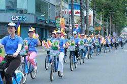 Diễu hành xe đạp hoa kính mừng Phật đản Phật lịch 2570