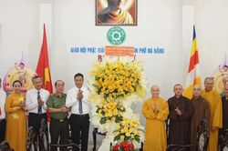 Đà Nẵng: Lãnh đạo thành phố thăm, chúc mừng Ban Trị sự nhân Đại lễ Phật đản Phật lịch 2570