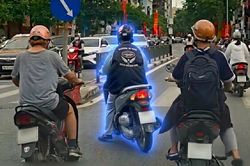 Cô gái tạt đầu loạt xe máy gây tai nạn liên hoàn ở Hà Nội rồi bỏ chạy