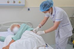 Tán sỏi thận qua da thành công cho cụ ông có quả thận 'chui' sát vòm ngực