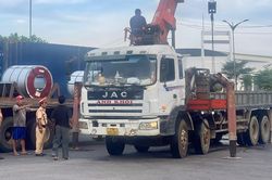 Gia Lai: Cuộn thép khoảng 8 tấn rơi khỏi xe đầu kéo khiến dầu chảy tràn QL19 gây ùn tắc