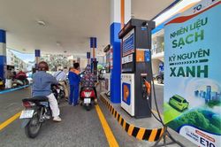 Trào lưu 'lắc bình xăng' khi dùng xăng E10: Cụ thể ra sao, có hiệu quả không?