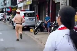 Một thí sinh đến nhầm điểm thi vào lớp 10 được CSGT kịp thời hỗ trợ