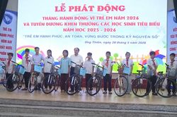 Xã Ứng Thiên khen thưởng, tặng quà học sinh tiêu biểu