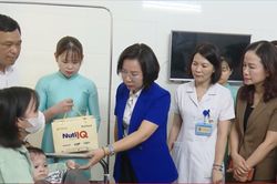 Hà Nội tặng quà cho bệnh nhân nhi