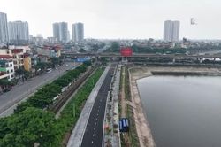 Không gian đẹp bên hồ Linh Đàm và tuyến đường sắt Bắc - Nam
