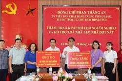 B&iacute; thư Tỉnh ủy Phan Thăng An trao kinh ph&iacute; hỗ trợ x&oacute;a nh&agrave; tạm, nh&agrave; dột n&aacute;t tại 2 x&atilde; C&ocirc; Ba, Cốc P&agrave;ng