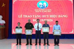 Xã Phục Hòa trao Huy hiệu Đảng cho 10 đảng viên