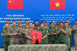 Đồn Bi&ecirc;n ph&ograve;ng Cửa khẩu Quốc tế Tr&agrave; Lĩnh v&agrave; Trạm Hội ngộ hội đ&agrave;m Bộ đội Bi&ecirc;n ph&ograve;ng địa khu Tịnh T&acirc;y (Trung Quốc) tuần tra song phương khu vực bi&ecirc;n giới