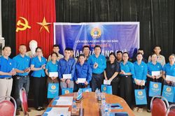 Cụm thi đua số 4 Liên đoàn Lao động tỉnh thăm, tặng quà đoàn viên, công nhân lao động khó khăn