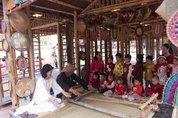 Thiếu nhi Hà Nội 'rong chơi' cùng văn hóa dân gian tại Văn Miếu