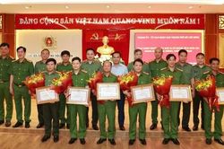 Khen thưởng các đơn vị xuất sắc trong đấu tranh phòng, chống tội phạm