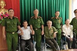 Hội Cựu Công an TPHCM tặng xe lăn cho hội viên sức khỏe yếu, đi lại khó khăn