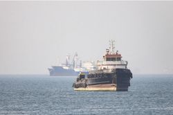 Iran nã đạn cảnh cáo 4 con tàu đi qua eo biển Hormuz