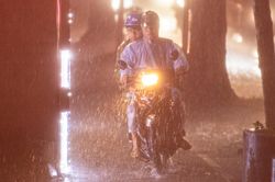 Hà Nội: Mưa trắng trời giờ tan tầm, người đi xe máy leo vỉa hè né ùn tắc