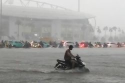 Đường quanh Mỹ Đình thành 'sông' sau trận mưa trắng trời