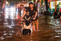 Tối muộn, dân Hà Nội vẫn vật vã dắt xe lội nước về nhà sau cơn mưa 'giải nhiệt'